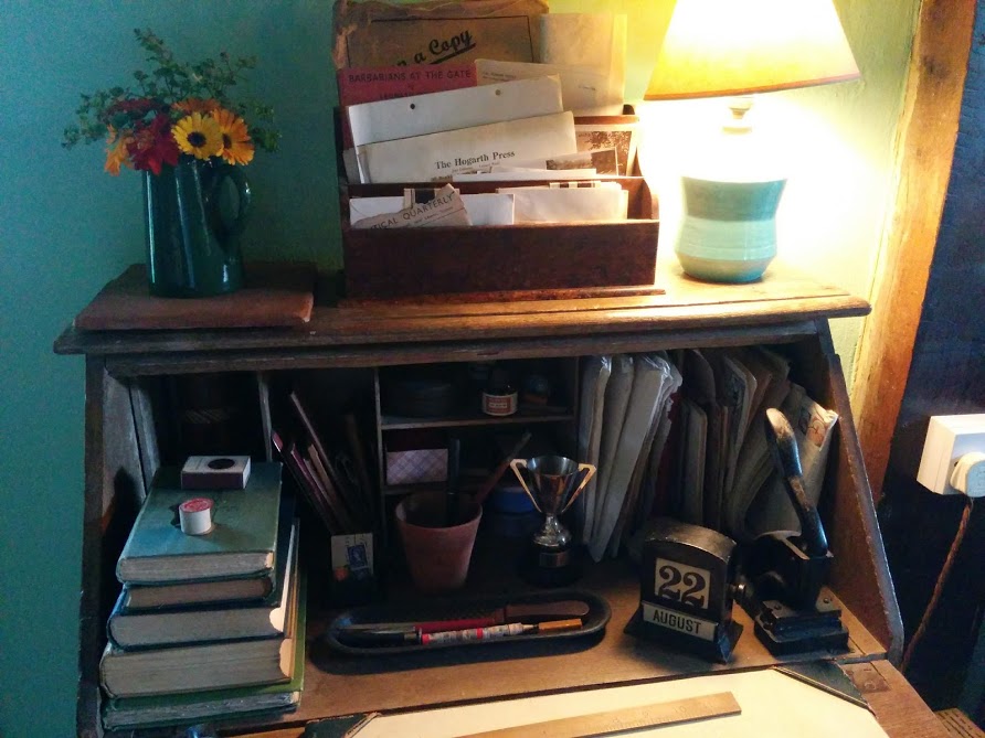 فما عادَ في الأرض مُتّسعٌ لنا